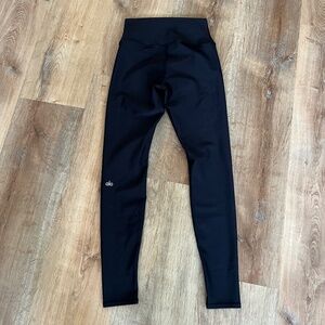 ALO Yoga High-Waist Airlift Legging in Black Size M